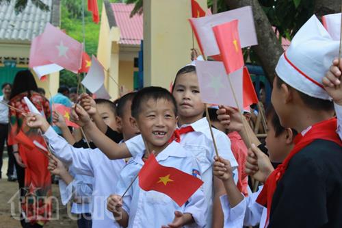 TTXVN tặng quà học sinh quê hương cách mạng ảnh 6