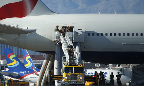 Máy bay ngùn ngụt cháy trên đường băng Las Vegas ảnh 2