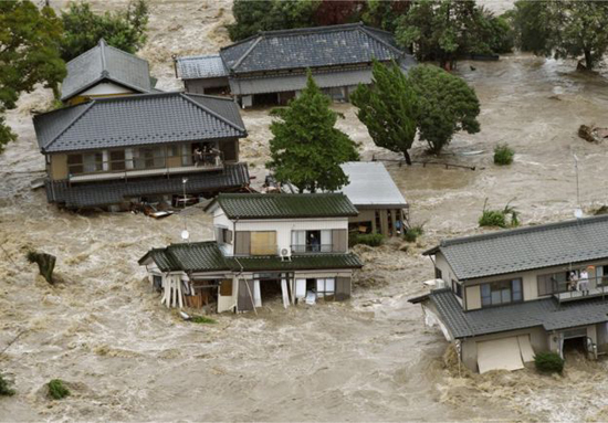 Mưa lũ cuốn phăng nhà ở Nhật Bản, 17 vạn dân sơ tán ảnh 4