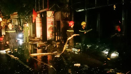 Cháy rụi nhà hàng ở Hà Đông, hơn chục học sinh mắc kẹt ảnh 1