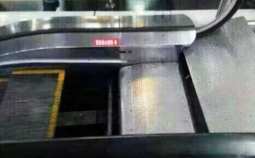 Cô gái trẻ thoát chết khi thang cuốn chuẩn bị “nuốt người” ảnh 1