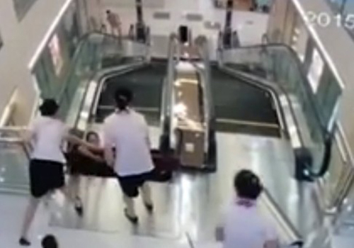 Cô gái trẻ thoát chết khi thang cuốn chuẩn bị “nuốt người” ảnh 3