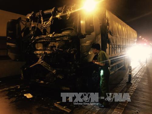 Xe tải cháy đen trong hầm đường bộ Hải Vân ảnh 1