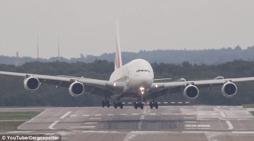 Xem Airbus-A380 tròng trành trong gió sân bay ảnh 1