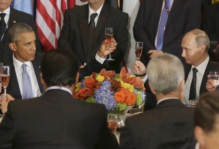 Ông Obama lạnh nhạt khi Tổng thống Putin mời rượu ảnh 1