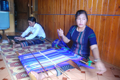 Thổ cẩm dệt tay của người K’ho ảnh 5