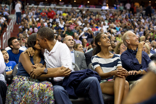 Tình cảm ấm áp ông Obama dành cho vợ ảnh 11