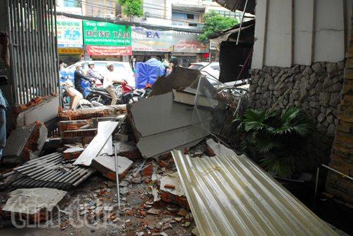 Xe rác nổ lốp tông sập 4 nhà dân ảnh 2