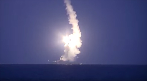 Tên lửa từ tàu chiến Nga dội trúng mục tiêu IS ở Syria ảnh 1