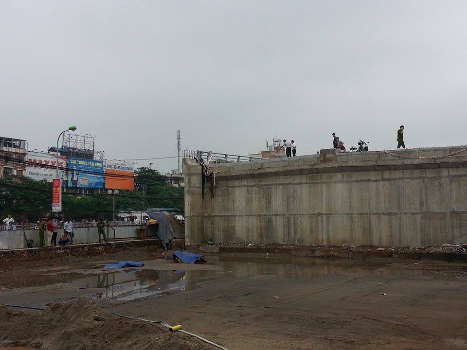 Hà Nội: Người đi xe máy lao khỏi cầu vượt đang thi công, tử vong ảnh 1