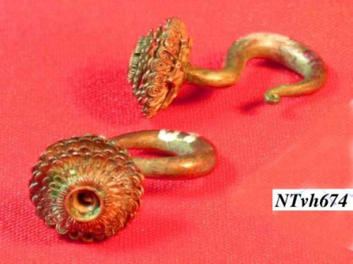 Trưng bày trang sức phụ nữ dân tộc ảnh 2
