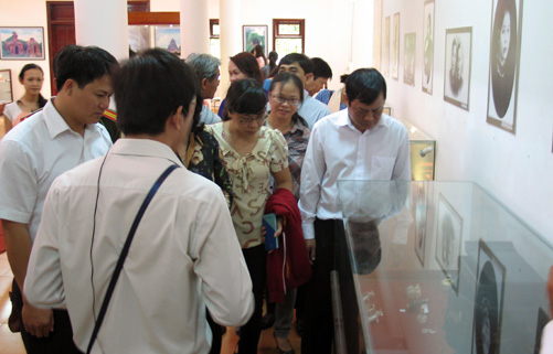 Trưng bày trang sức phụ nữ dân tộc ảnh 3