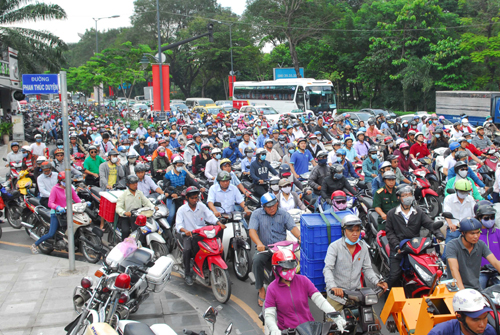 Cửa ngõ sân bay Tân Sơn Nhất ùn tắc vì tai nạn ảnh 2