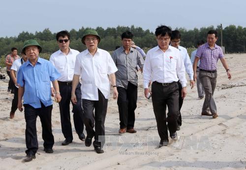 Chủ tịch Quốc hội Nguyễn Sinh Hùng thăm Dự án trồng rau, củ, quả và cây trên cát ven biển ở xã Thạch Văn, huyện Thạch Hà. Ảnh: Nhan Sáng-TTXVN
