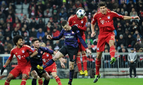 Arsenal vào hang bắt “hổ”