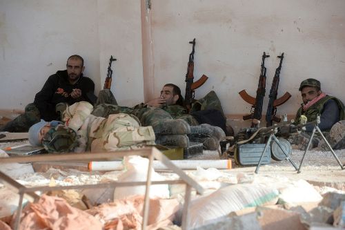 Binh sĩ Syria chiến đấu trên đống đổ nát Palmyra ảnh 9