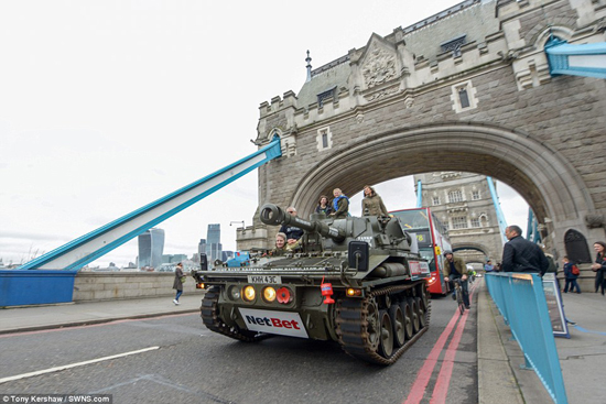 Cưỡi xe tăng đi tham quan London ảnh 2