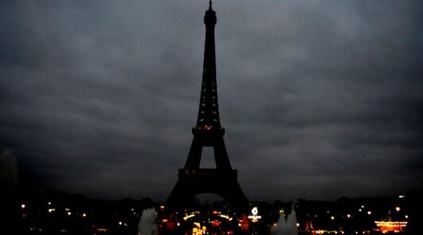 Cả thế giới hướng về Paris sau loạt vụ tấn công đẫm máu ảnh 2