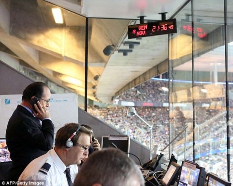 Giây phút ông Hollande nhận tin báo khủng bố tấn công ảnh 4
