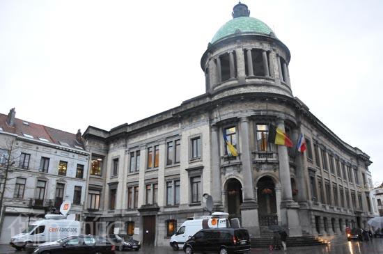 Khung cảnh “làng thánh chiến” Molenbeek sau trận vây bắt khủng bố ảnh 3