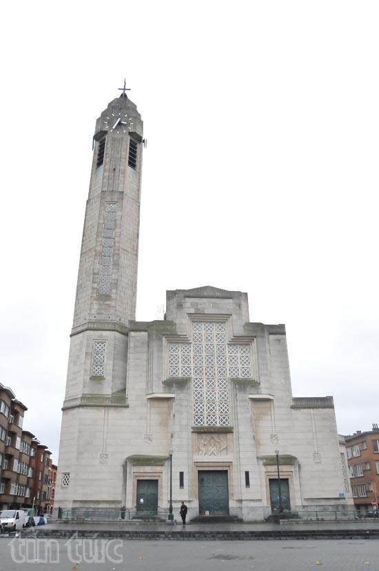 Khung cảnh “làng thánh chiến” Molenbeek sau trận vây bắt khủng bố ảnh 2