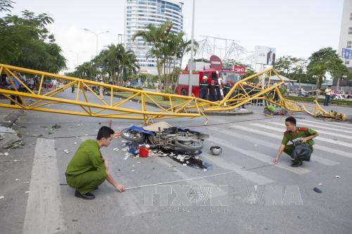 Sập cần cẩu thi công trụ sở BIDV, đè chết người đi đường ảnh 1