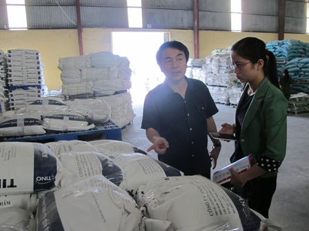 Niêm phong hàng tấn thức ăn chăn nuôi nghi sử dụng chất cấm ảnh 2