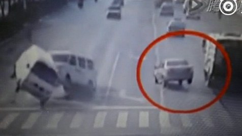 3 xe ô tô gặp tai nạn kỳ lạ ngay giữa ngã tư ảnh 1