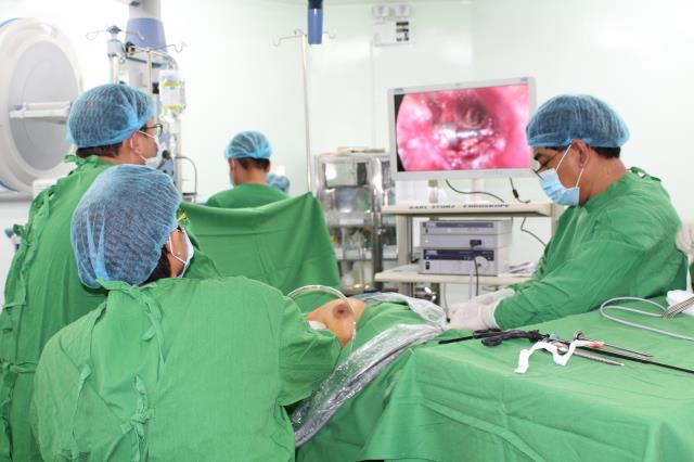 Bệnh viện Chợ Rẫy Phnom Penh mổ nội soi tuyến giáp ít xâm lấn ảnh 1