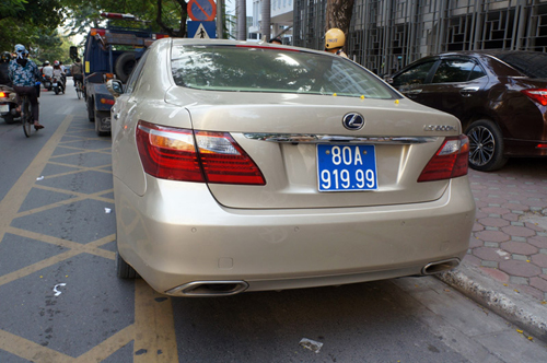 Tạm giữ xe Lexus biển xanh 80A nghi giả ảnh 1