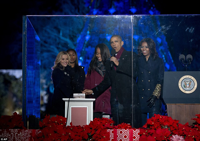 Gia đình Obama thắp sáng cây thông Noel quốc gia ảnh 1