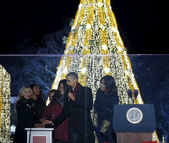 Gia đình Obama thắp sáng cây thông Noel quốc gia ảnh 2