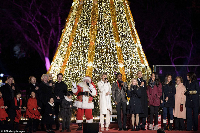 Gia đình Obama thắp sáng cây thông Noel quốc gia ảnh 5