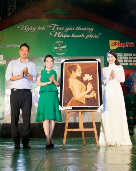Ngọc Lan và vợ chồng Bình Minh đấu giá tranh ủng hộ nạn nhân TNGT ảnh 1