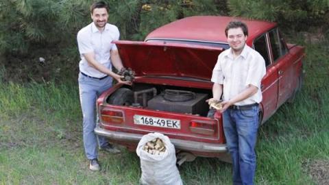 Khủng hoảng giá xăng, dân Ukraine chế ô tô chạy bằng củi ảnh 2