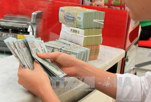 Các ngân hàng bất ngờ nâng giá USD ảnh 1