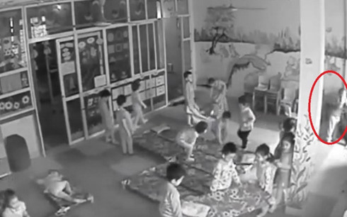 Đình chỉ cô giáo véo tai, lột truồng trẻ vì tè dầm ảnh 1