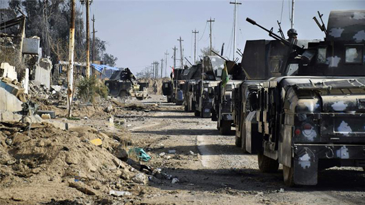 IS “vãi đạn” vào trực thăng chở Thủ tướng Iraq thị sát Ramadi ảnh 1