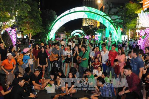 Thành phố Hồ Chí Minh rực rỡ chào đón năm mới 2016