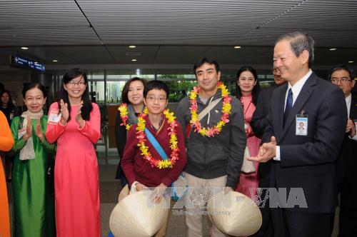 Đoàn khách du lịch quốc tế đầu tiên năm 2016 đến TP Hồ Chí Minh ảnh 1