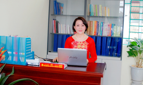 Nữ hiệu trưởng tài năng ảnh 1