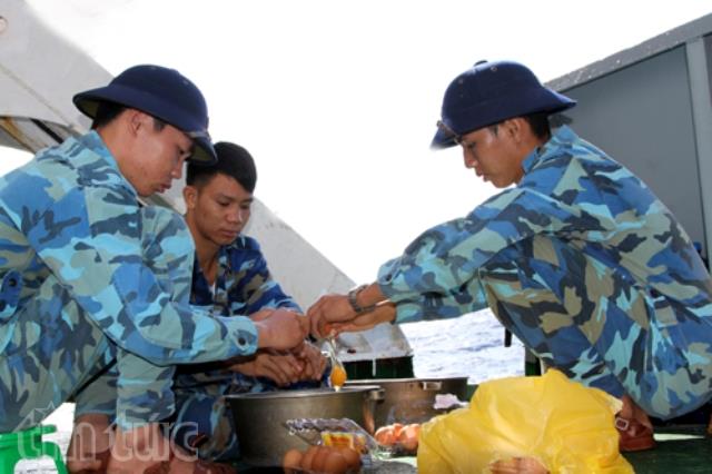 Cơm ngon, canh ngọt giữa biển Trường Sa ảnh 1