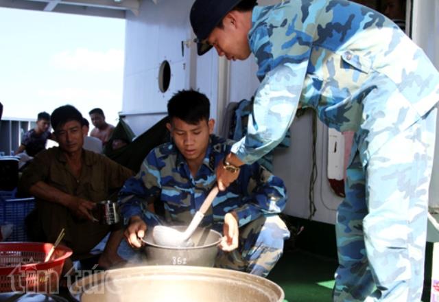 Cơm ngon, canh ngọt giữa biển Trường Sa ảnh 7