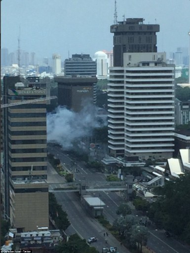 Hiện trường đánh bom liều chết và quăng lựu đạn tại Jakarta ảnh 5