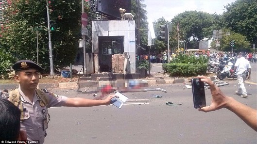 Hiện trường đánh bom liều chết và quăng lựu đạn tại Jakarta ảnh 7