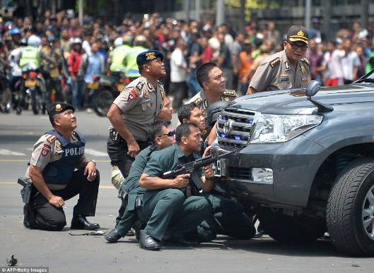 Hiện trường đánh bom liều chết và quăng lựu đạn tại Jakarta ảnh 8