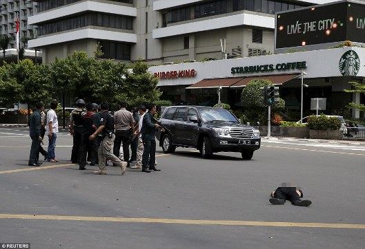 Hiện trường đánh bom liều chết và quăng lựu đạn tại Jakarta ảnh 9