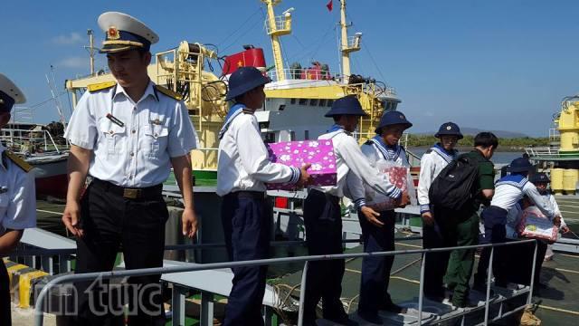 Chuyển quà Xuân ra nhà giàn DK1 ảnh 3