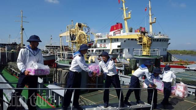 Chuyển quà Xuân ra nhà giàn DK1 ảnh 4