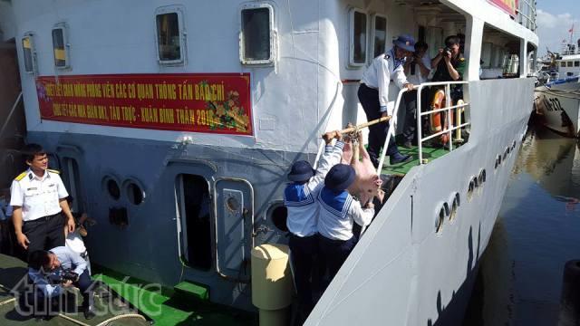 Chuyển quà Xuân ra nhà giàn DK1 ảnh 6